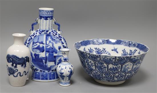A blue and white Chinese moonflask vase, 18th/19th century, bowl and two vases H.19.5cm